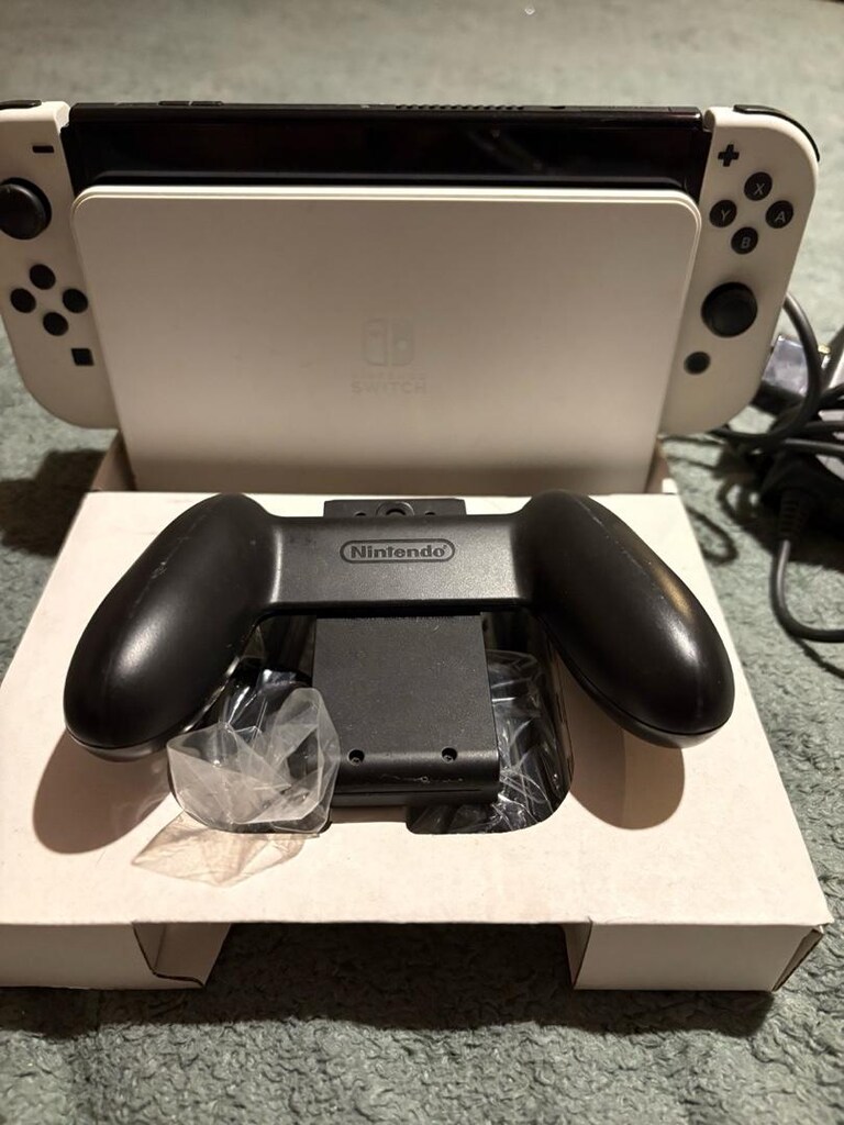 Nintedo switch game consol - 2
