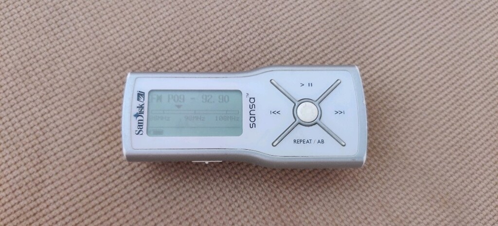 SanDisk Sansa m200 FM radyolu ve ses kayıt özellikli MP3 çalar. - 7