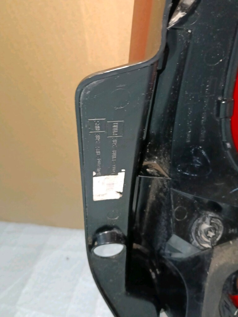 volvo × C60 sol arka stop orjinal çıkma sadece elimle gösterdiğim yer - 15