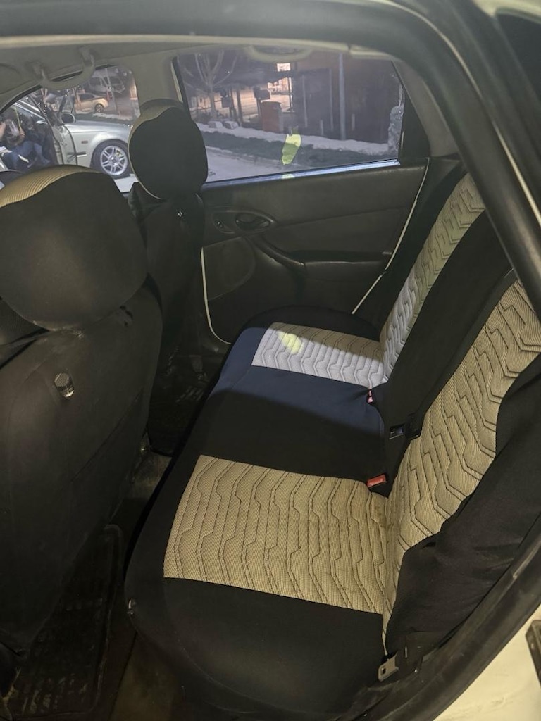 Ford Focus 1.4 - 9