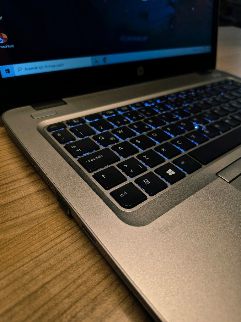 Laptop HP i5 İşlemci 256GB SSD 8GB Ram Işıklı Klavye Pili Sağlam - 5
