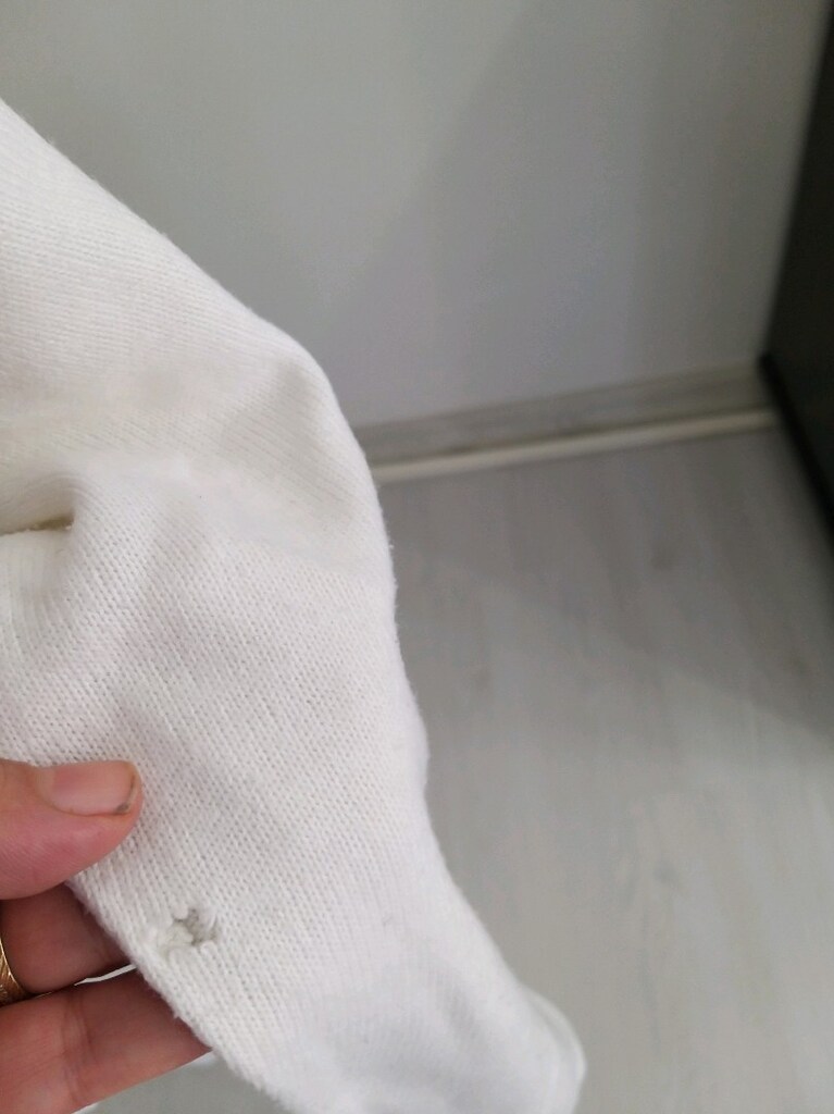 orjinal tommy kazak kolunda ip kaçagı var çektim bakabilirsiniz - 6
