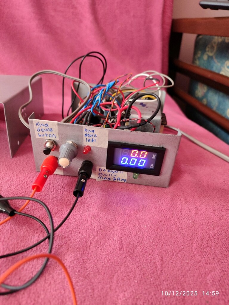 ayarlı0 11 volt kısadevre korumalı göstergeli güç kaynağı 900tl - 12