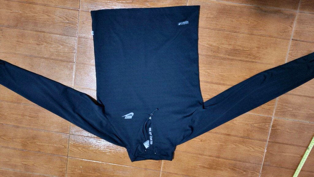 Nike likral likralı sweat .Bir koltuk altı uçtan diğer uca yanlamasına