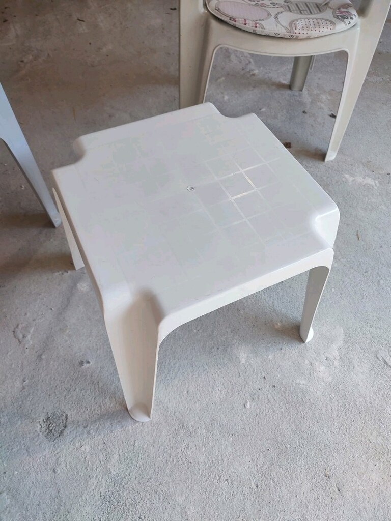 TEMİZ BEYAZ RENK SAĞLAM İKİ PLASTİK MİNDERLİ SANDALYE VE MASA - 2