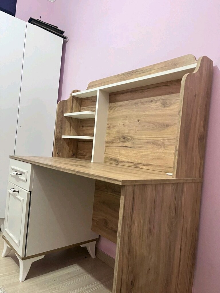 Çiziksiz kırıksız tertemiz çalışma masası - 3