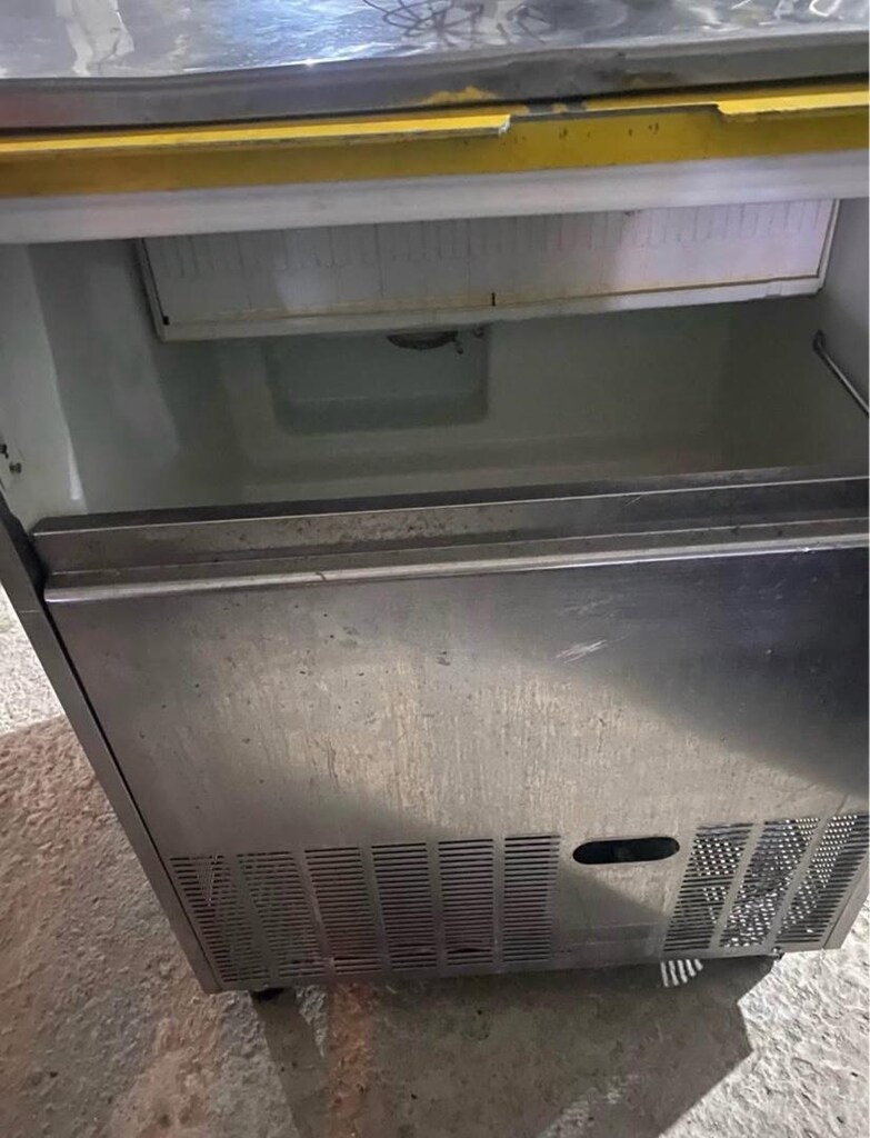 100 lük buz makinesi. Sağlam soeunsuz. - 2