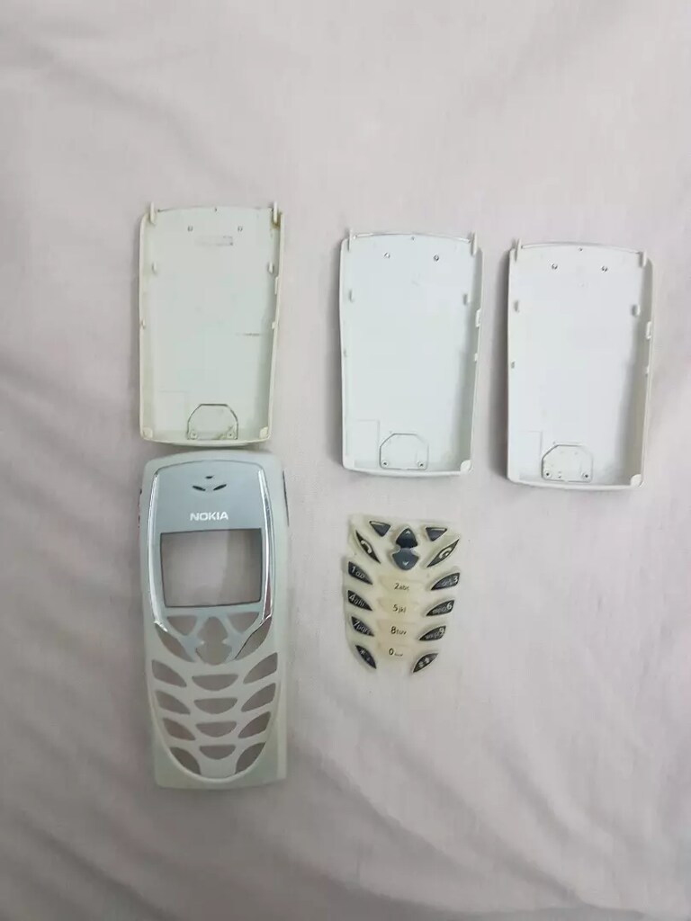 Nokia 8310, ön ve arka kapak ile tuş takımı
