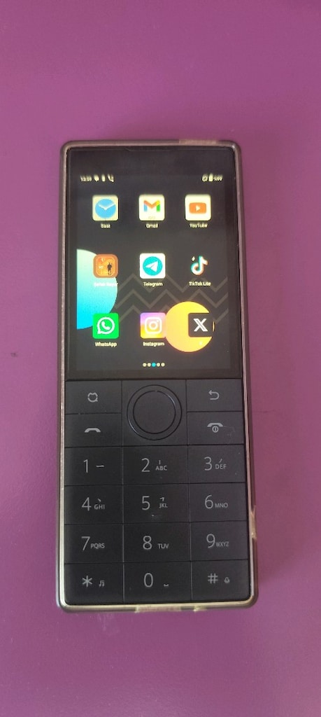 Asker telefonu dokunmatik Android tuşlu