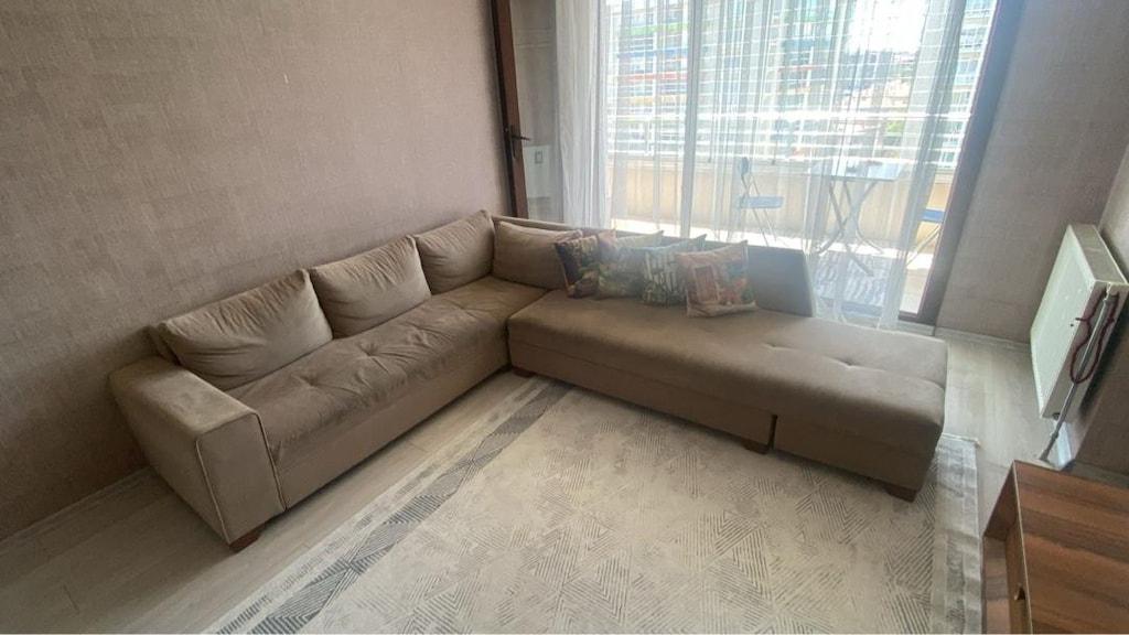 Masa, L koltuk, TV ünitesi, Klima