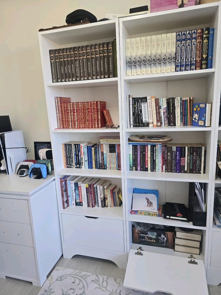 beyaz renkli ahşap kitaplık - 2
