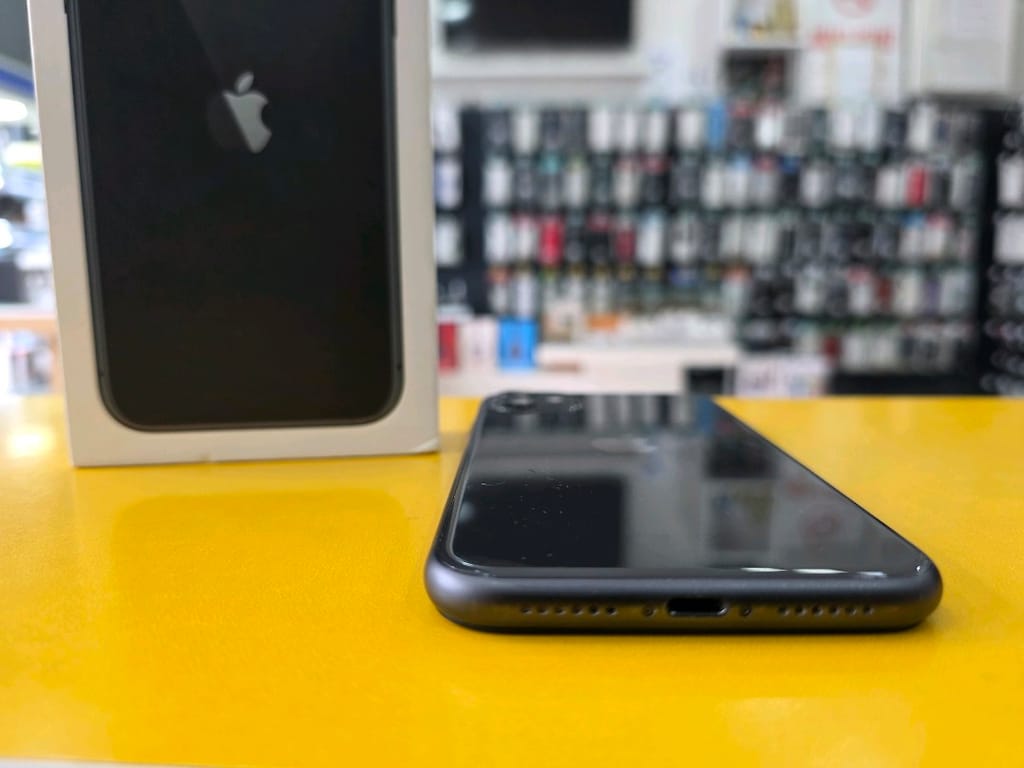 iPhone 11 64GB. Hatasız Siyah Renk. Pil:100 - 4