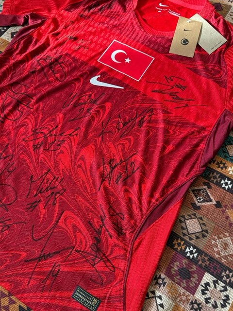 türkiye miili takım futbol imzalı forması güncel sezon kırmızı