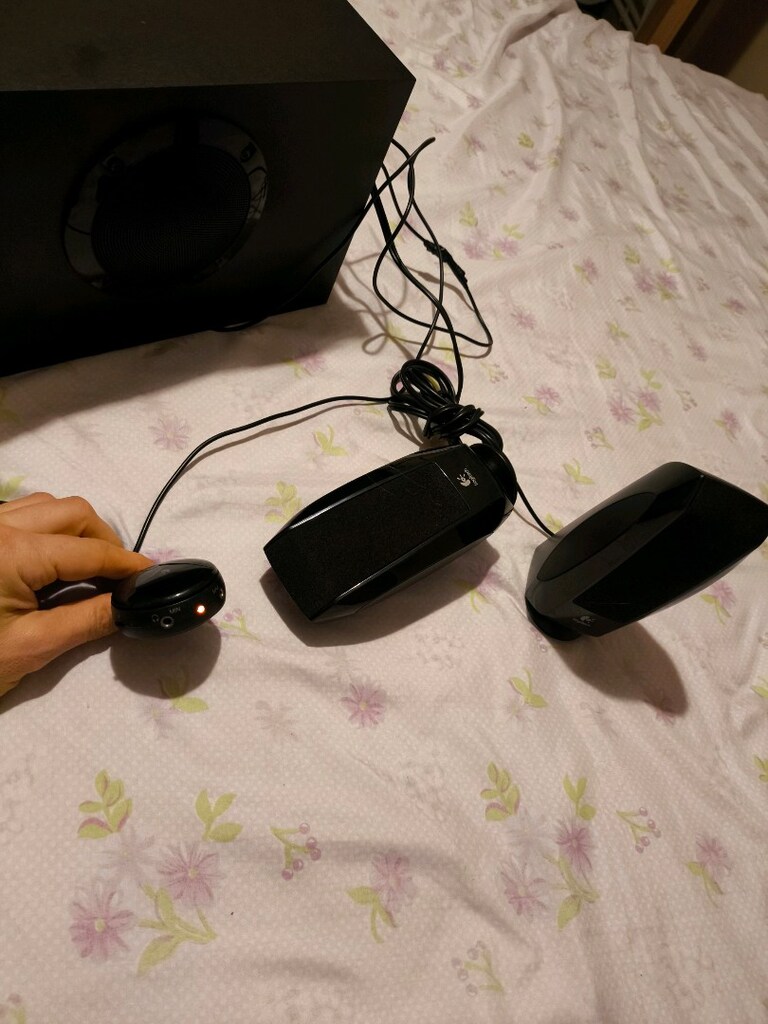 Logitech S-220 model 2.1 hoparlör sisteminin subwoofer ünitesidir. - 8