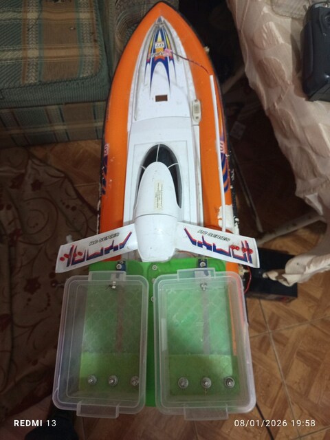 RC uzaktan kumandaki tekne