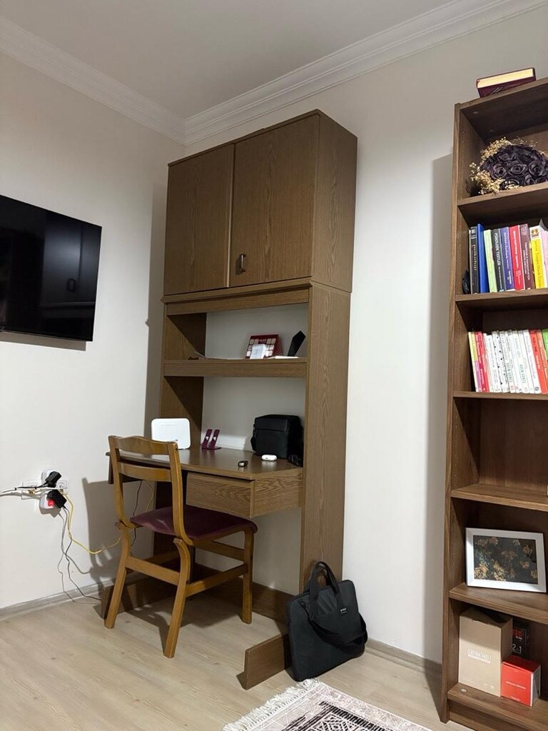 İkea kitaplıklar ve kelebek mobilya çalışma masası - 3