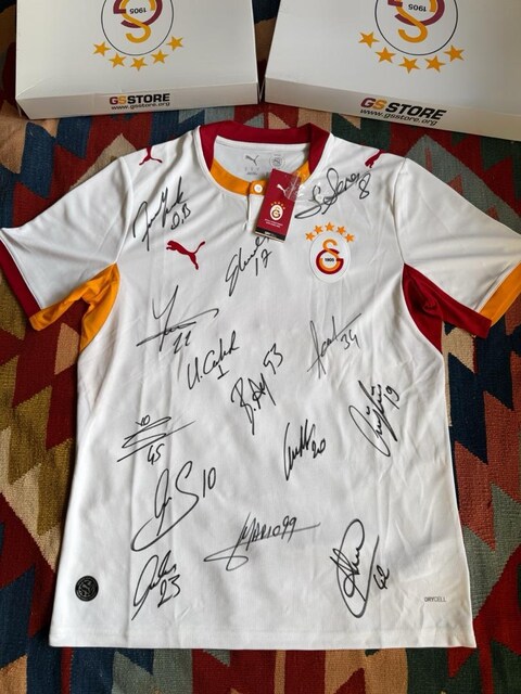 güncel sezon galatasaray imzalı beyaz forması türkiye futbol