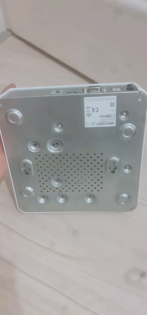 2 kamera 8 girişli kayit cihazı 1 adet 8 li poe swich 1 adet 4 tb hdd - 5