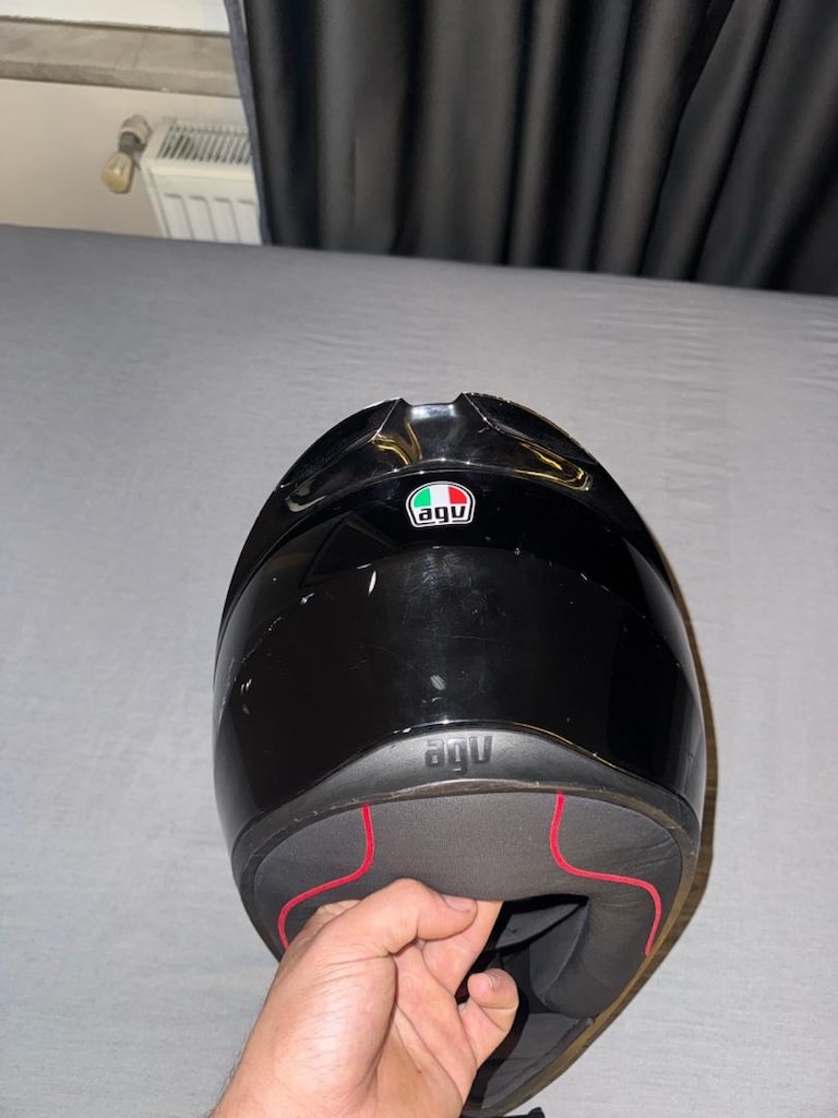 AGV KS1 mono Black ufak deformeleri var satılık temiz - 4