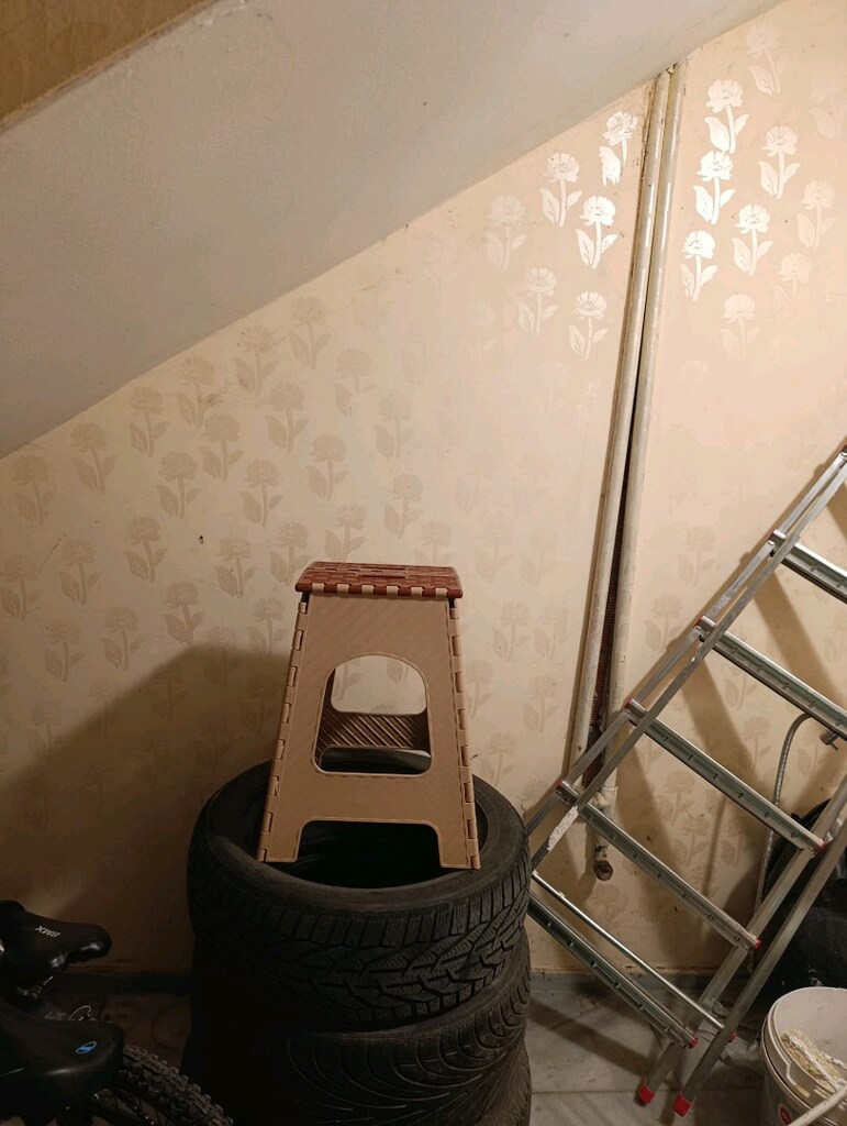 3 Adet tabure(27x27x45)ve 1 adet ahşap masa (50x80) - 4