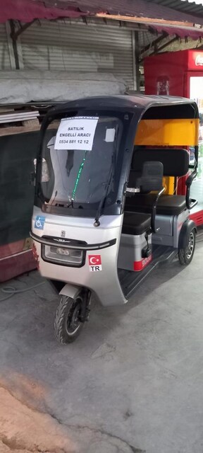 Akülü çift kişilik araç