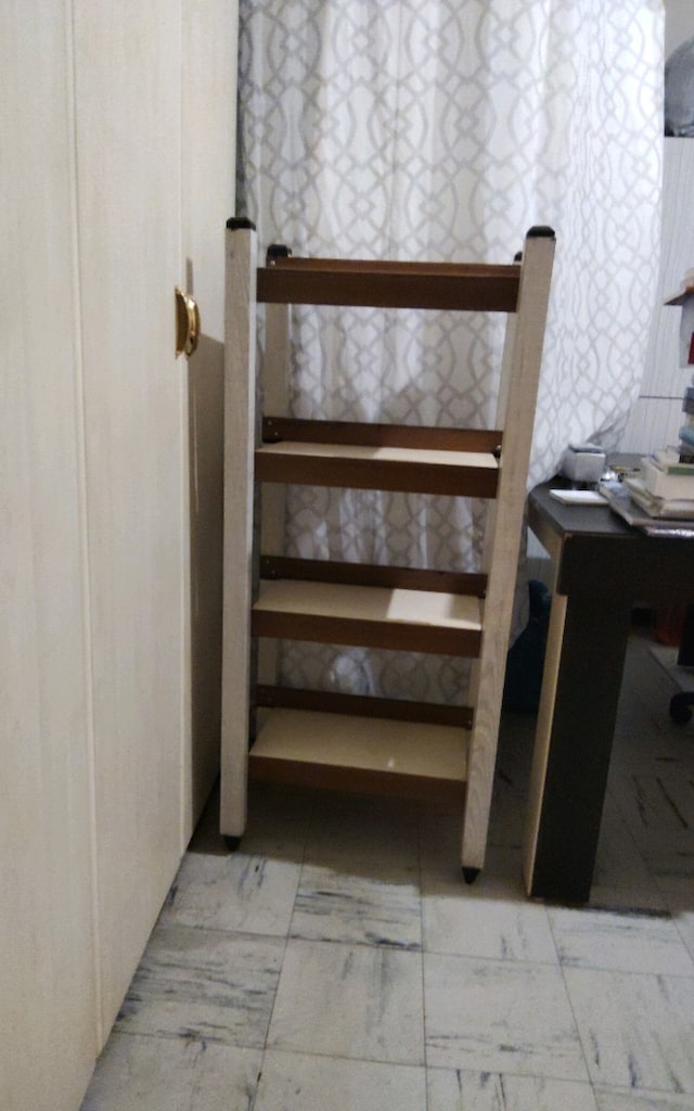 Ahşap kitaplık ve mutfak rafı