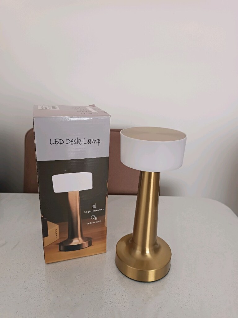 Modern Altın LED Masa Lambası