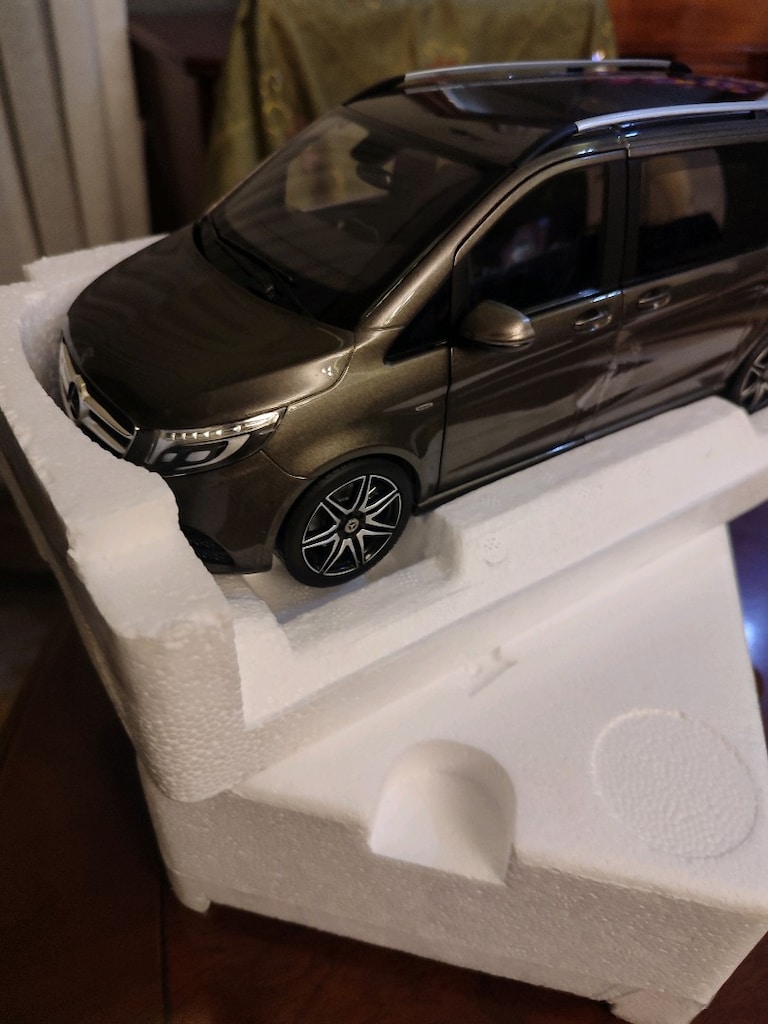 1/18 Norev mercedes-Benz V-ClassAMG-Line - 2