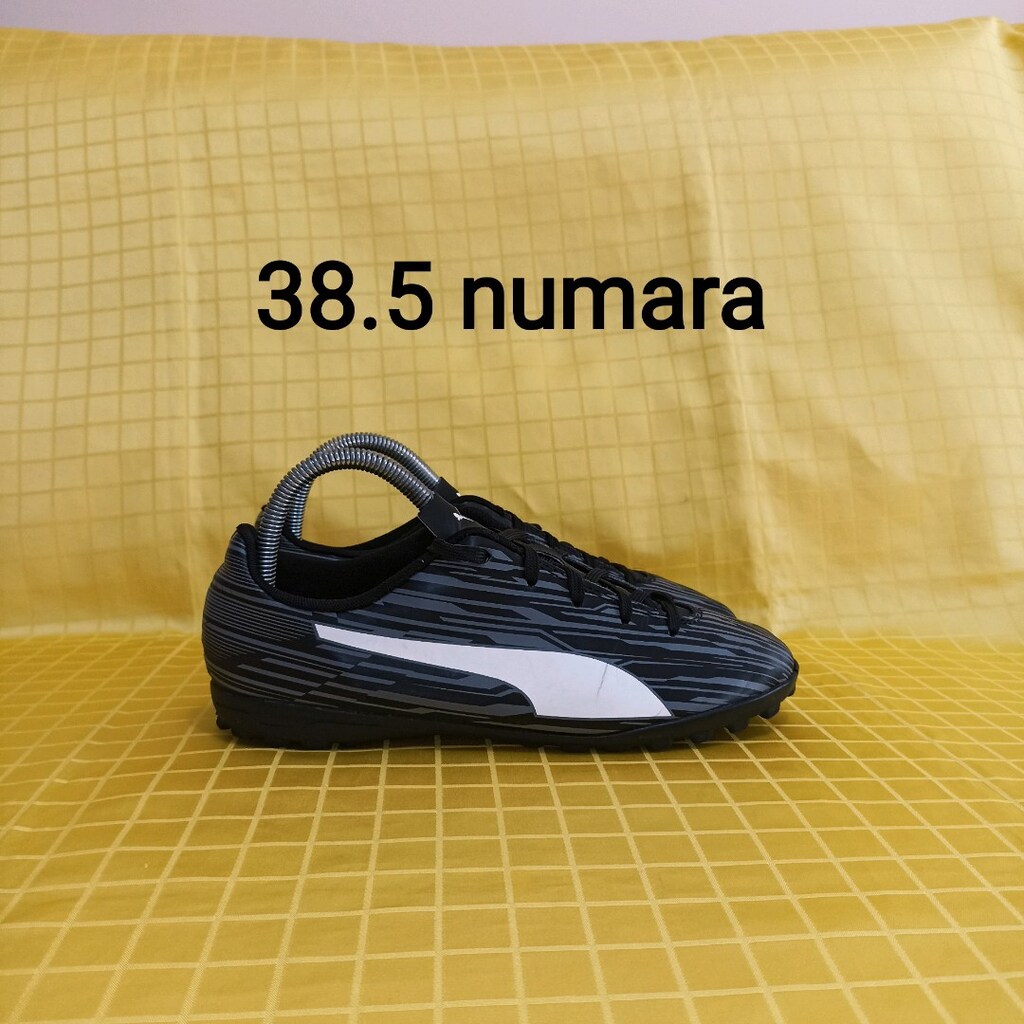 38.5 numara orjinal PUMA halı saha ayakkabısı.