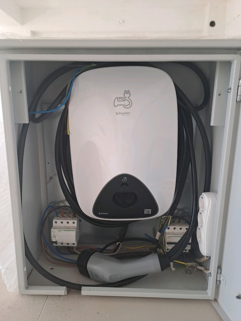 Schneider 11 kW T2 Kablolu Elektrikli Araç Şarj İstasyonu