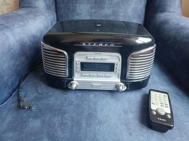 Teac Retro CD Çalar FM Radyo ve Saatli Müzik Sistemi (SL-D90)