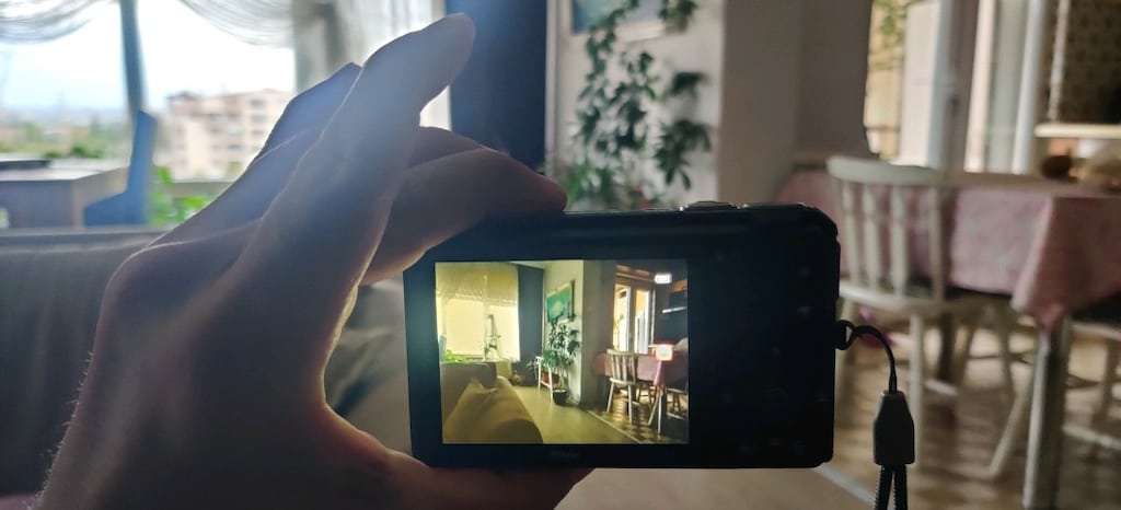 Nikon Coolpix S9100 model gümüş renkli fotoğraf makinesi. - 3