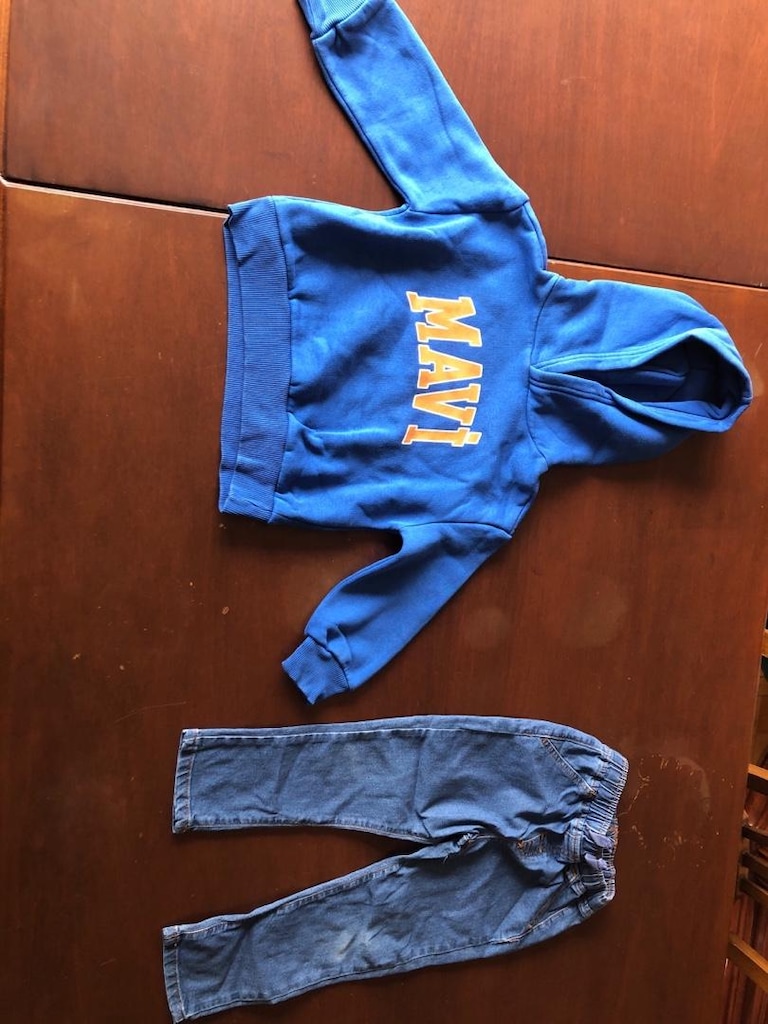 mavi sweatshirt 250tl ve LCW beli lastikli kot pantalon 250 tl. 3-5yaş