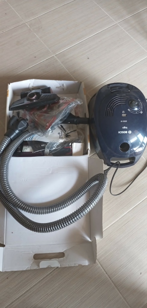 BOSCH MARKA LOGO 2000W ELEKTRİK SÜPÜRGESİ FAAL ÇALIŞIR DURUMDA 3000 TL - 2