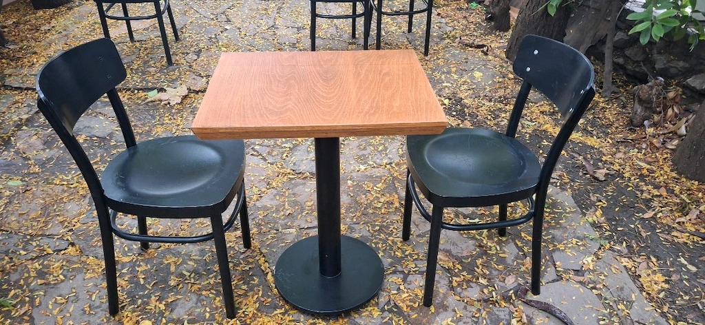 Ahşap Desenli Bistro Masa ve Siyah Sandalyeler - 2