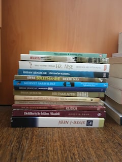 22 Adet, Roman + Dini Kitap