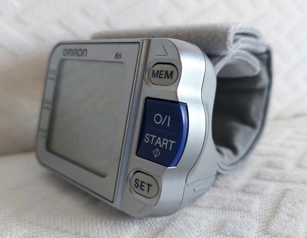 Omron R6 Bilekten Tansiyon Ölçme Aleti - 3