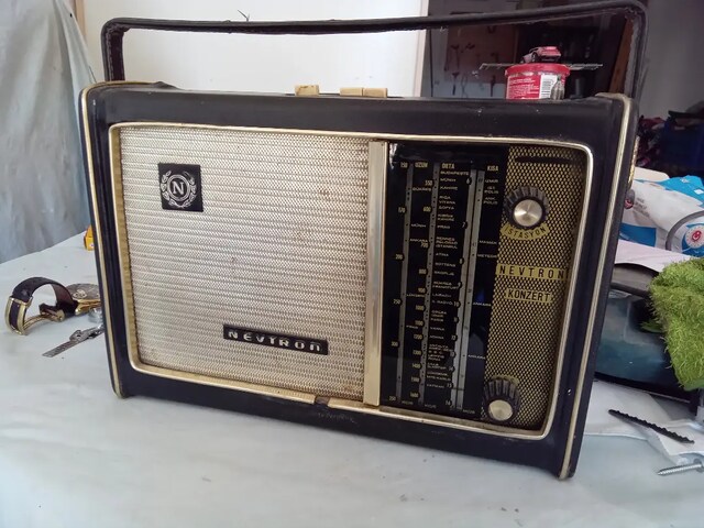 1955 imalı Fm li lambalı radyo NEVTRON