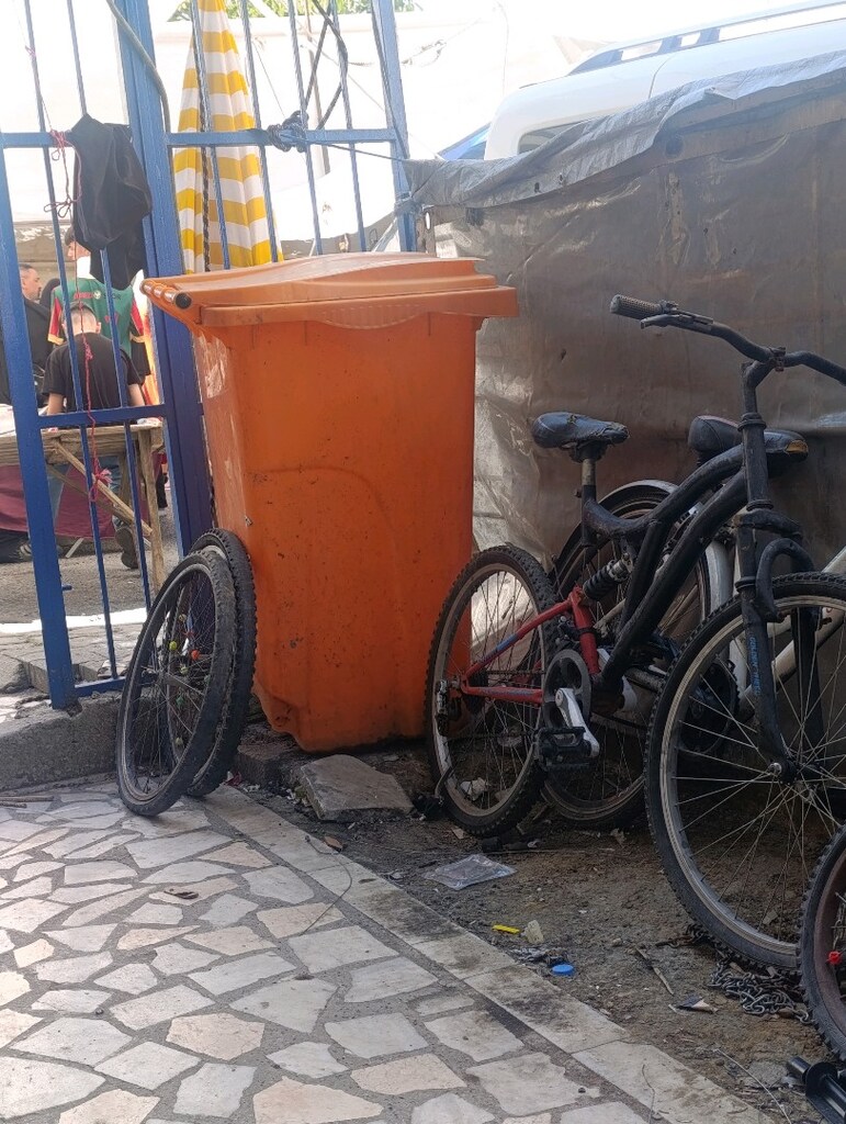 Çöp Kovası Tekerleri Yok - 2