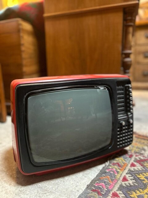 sharp kırmızı vintage televizyon space age