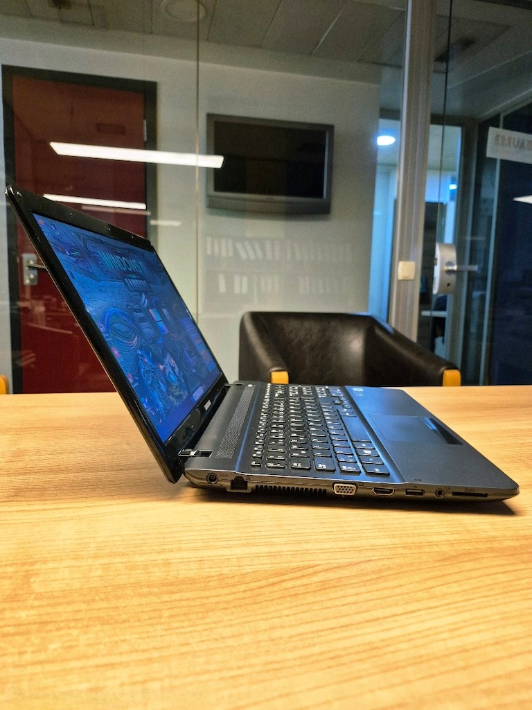 Laptop SAMSUNG i5 İşlemci 240GB SSD 8GB Ram Pili Sağlam - 3