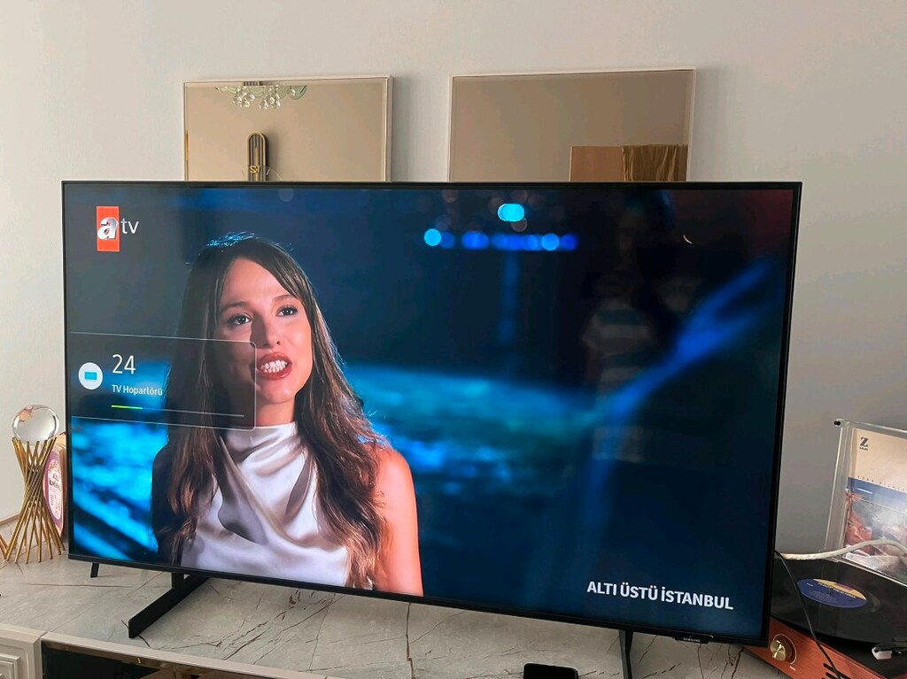 Samsung AU8000 50'inc Smart tv - 4
