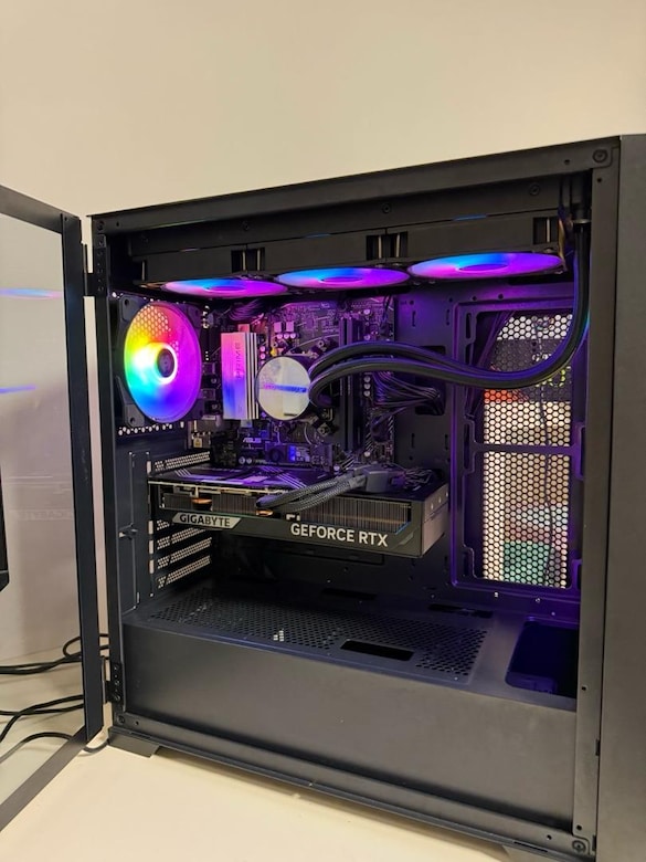 AMD Ryzen 7 7800X3D / RTX 5070 12GB / 32GB RAM / 1TB NVMe SSD - 3
