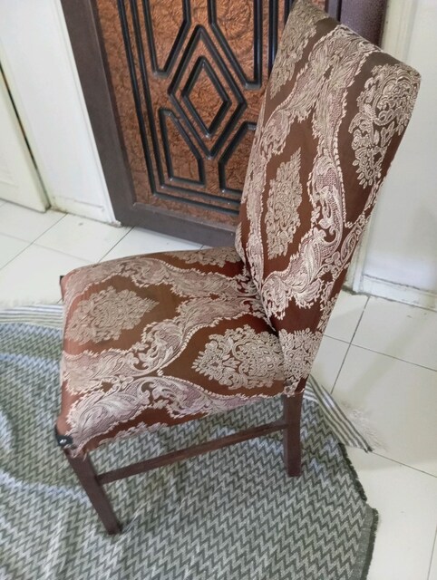 4 Adet Ahşap Kumaş Kaplı Sandalye