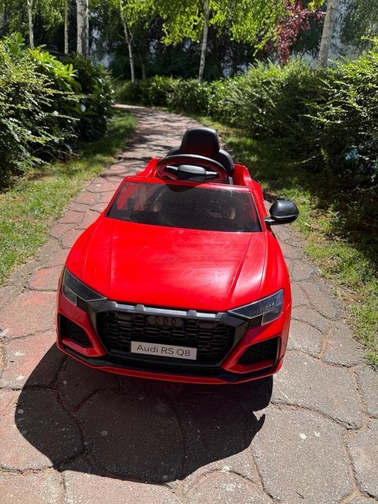 Audi RS Q8 Kirmizi Akülü Araba