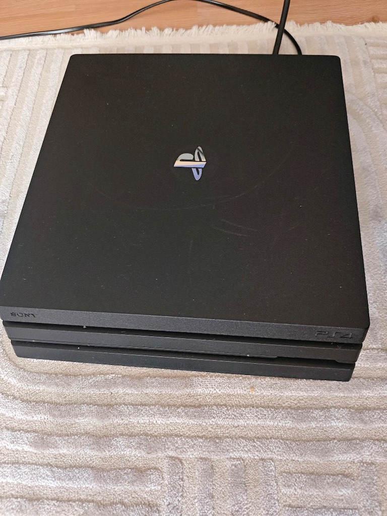 PAZARLIK VAR 6 Ay Kullanılmış PLAYSTATİON 4 PRO 1 TB