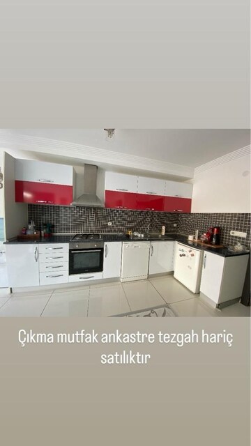 sökülmüş halde komple mutfak