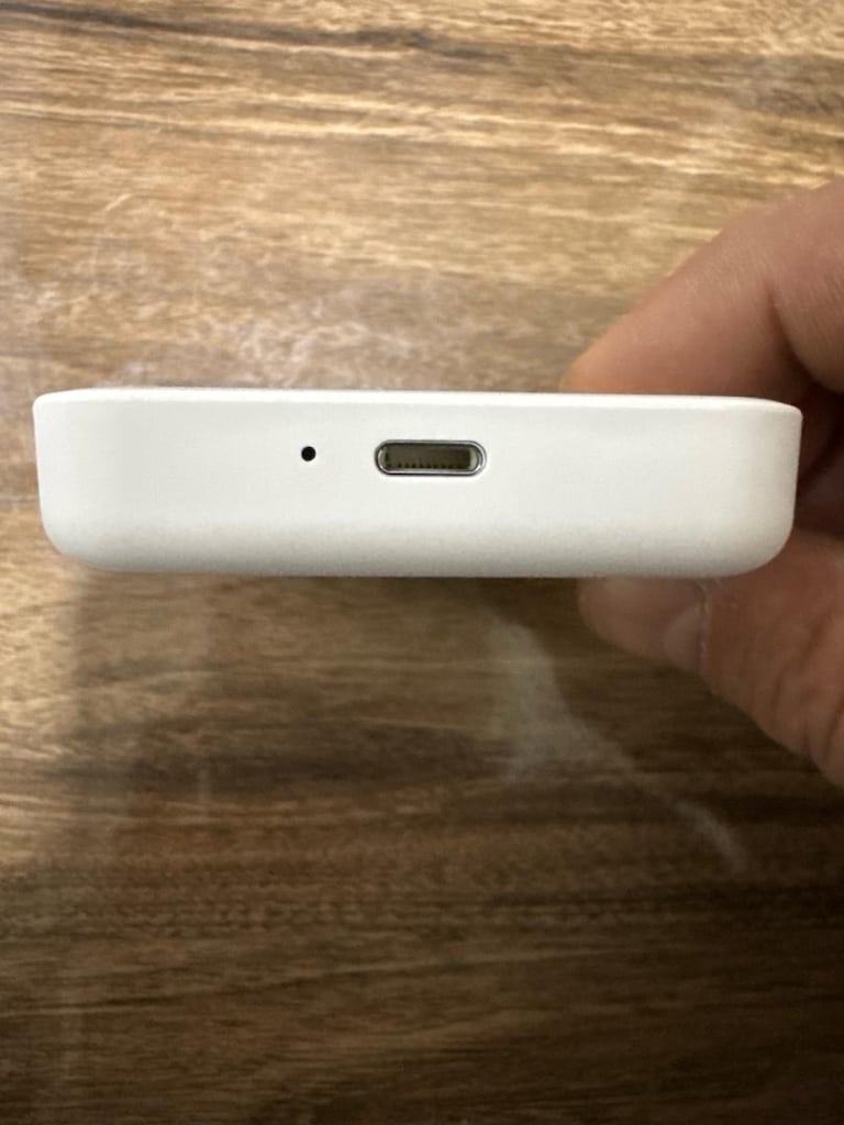 5000 mAh MagSafe uyumlu beyaz bir taşınabilir şarj cihazıdır POWERBANK - 3