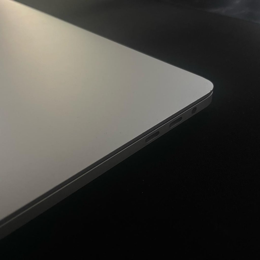 Macbook Pro 15” - 1 TB SSD - 16GB RAM - 3.1 GHZ i7 - 10