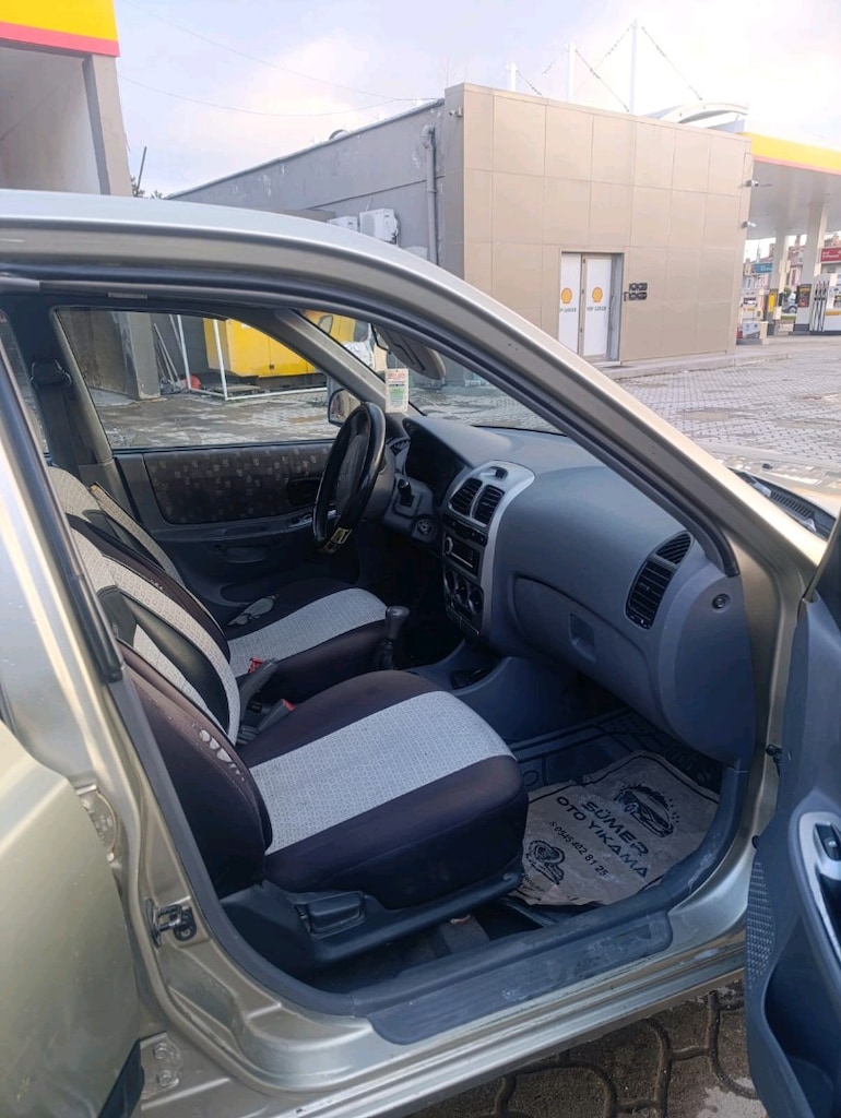 Hyundai Accent - 4
